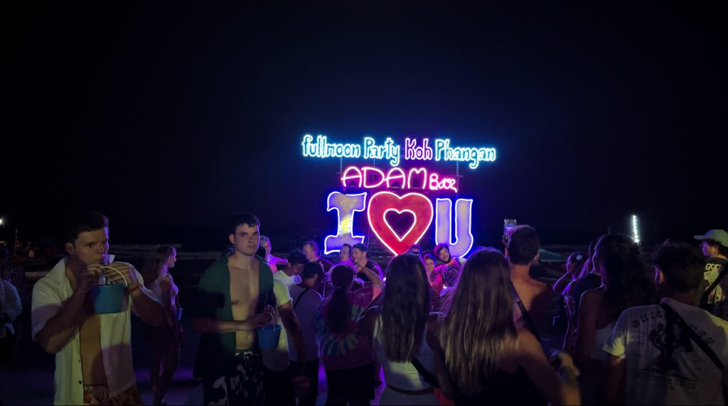 "Multitud disfrutando de la Full Moon Party en la playa de Haad Rin, Koh Phangan, Tailandia"